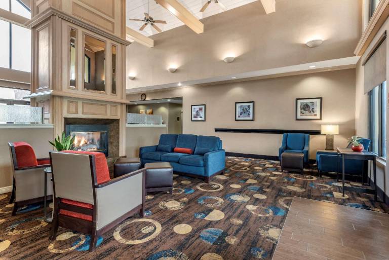 Comfort Inn & Suites Warsaw near US-30 — photo 2