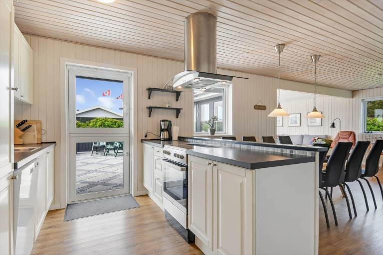 Vacation home with patio, sauna & jacuzzi — photo 2