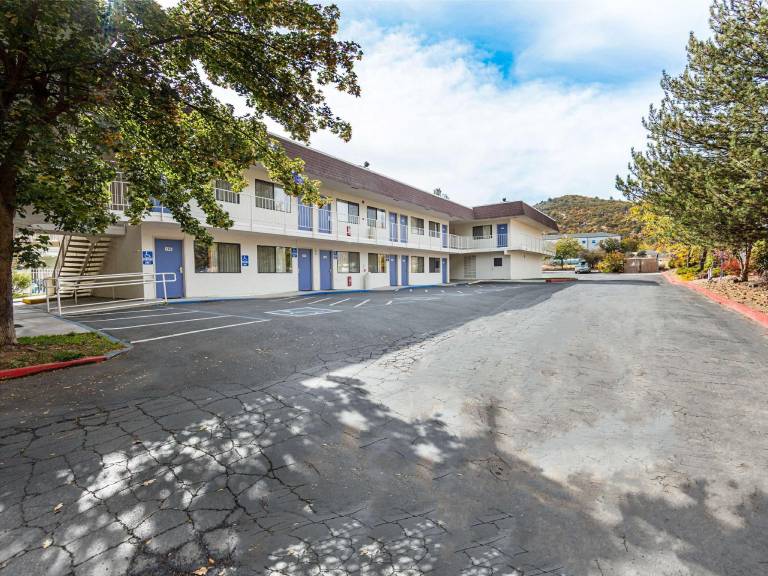 Motel 6 Yreka, CA — photo 5