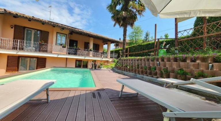 Apartment with garden, terrace & pool | Suitable for remote work | Pet-friendly in Neive