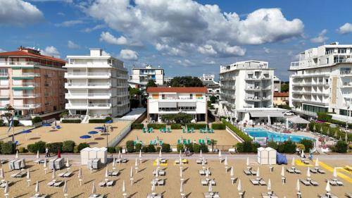 App4rent Villa Zanetti Family apartments, sea view, private beach, parking, wifi in Jesolo