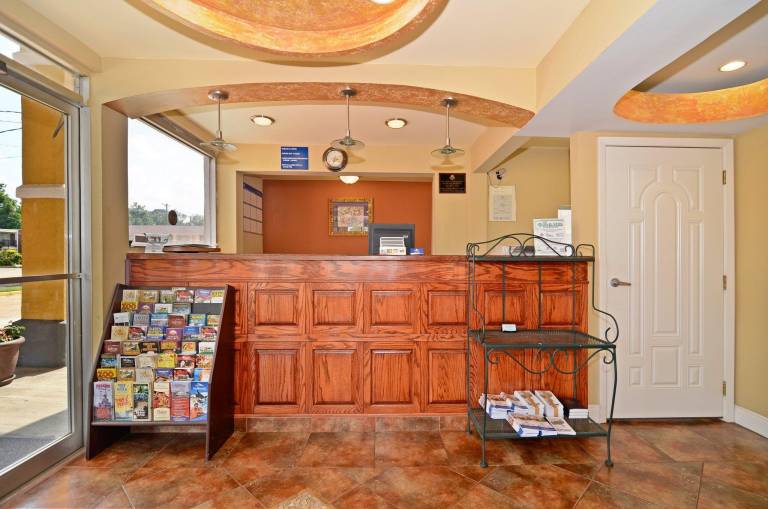Americas Best Value Inn Alexandria — photo 4