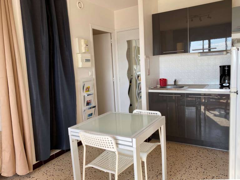 Lovely 1-bedroom apartment with open view, loggia, elevator and wifi in Balaruc-les-Bains — photo 4