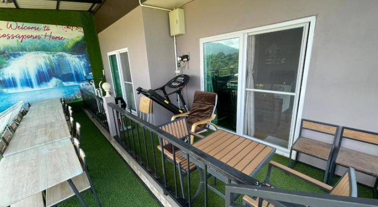 Lodge with barbecue, yard & patio — photo 2