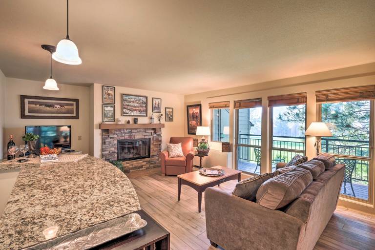 Bend Condo w/ Deck, Resort-Style Amenities & Views — photo 4