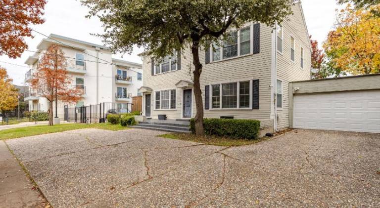 Charming 4BR Duplex in Oak Lawn Private Backyard — photo 5