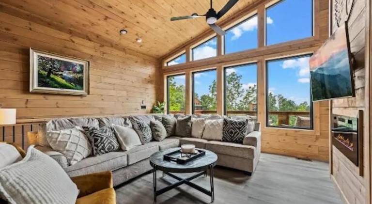 Stunning Cabin for 6 with Hot Tub & Pool Table in Sevierville, TN