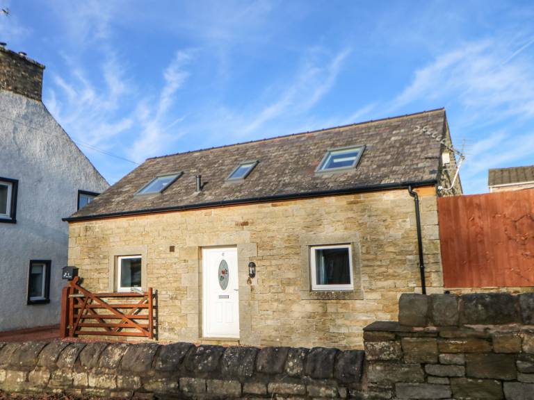 Cottage with garden — photo 2