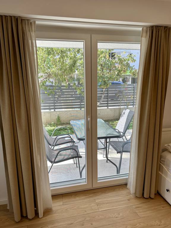Apartment with yard & patio — photo 4