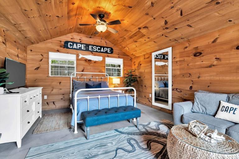NEW for 2026 - South of 28 Charmer, with detached Guest Suite, Minutes to Beaches & Dog Friendly! in West Yarmouth, MA