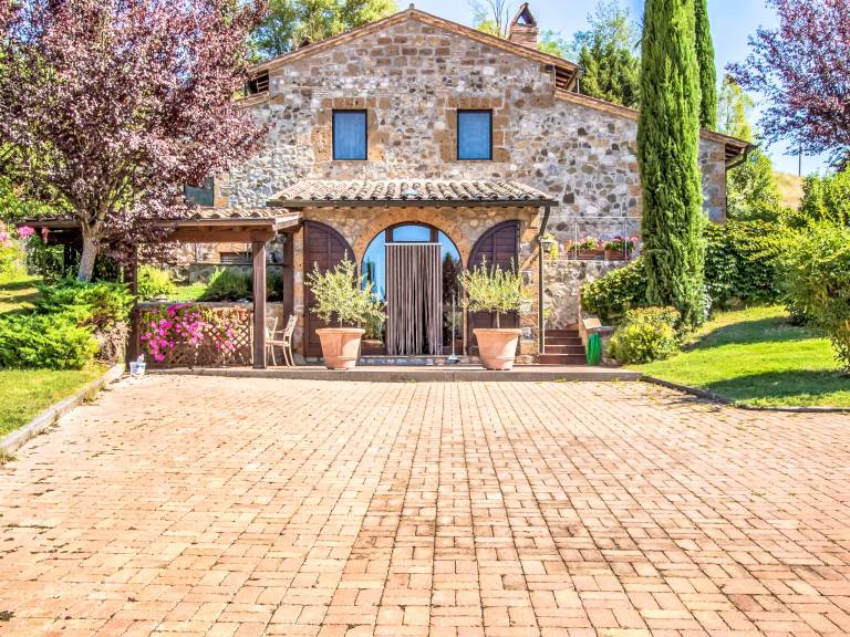 House with yard, patio & BBQ — photo 2
