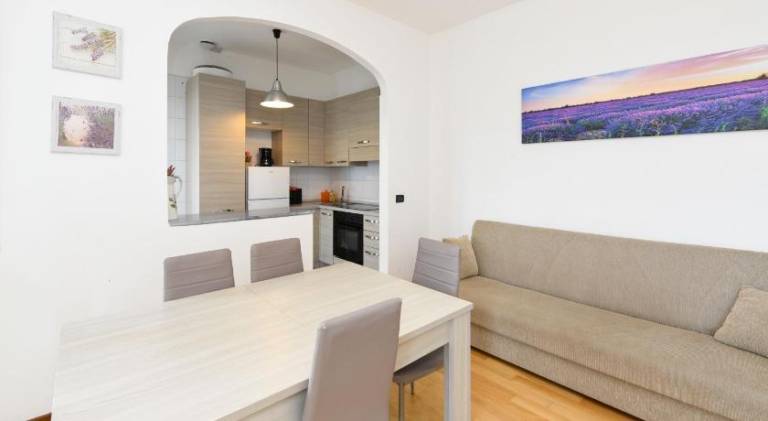 Holiday apartment with patio & garden — photo 3