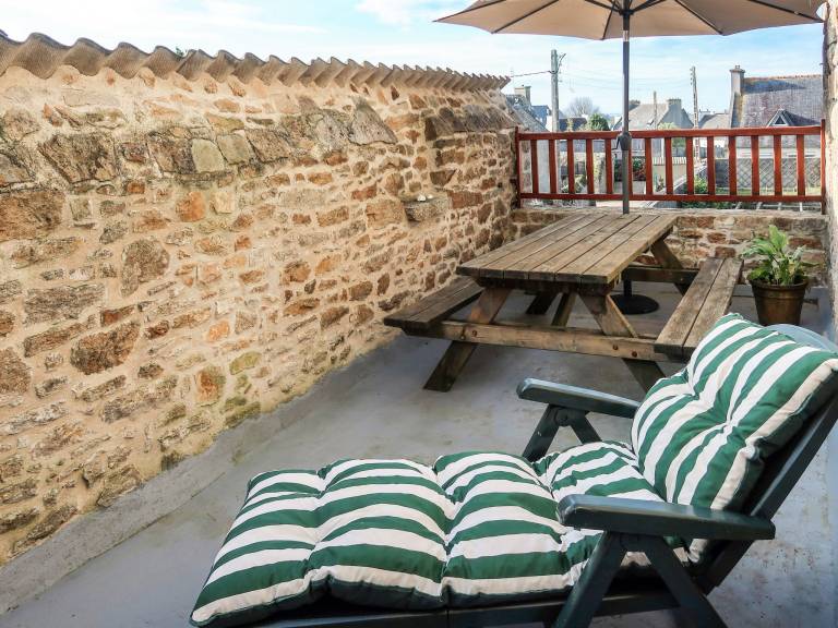 Fully equipped beautiful vacation home with terrace, barbecue & yard | Dogs allowed — photo 3