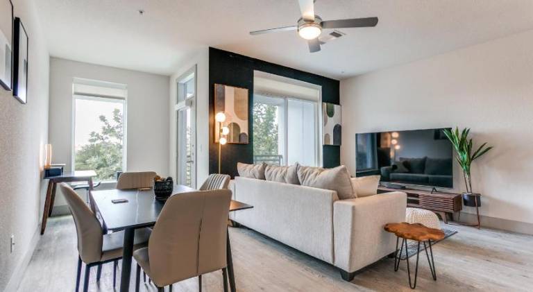 Stylish Condo facing Riverwalk with Free Parking Pet Friendly Centrally Located on the Riverwalk — photo 2