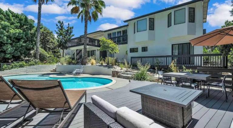 House with pool — photo 4