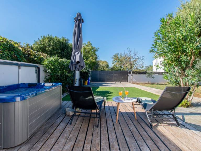 House with terrace & yard — photo 3