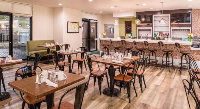 Holiday Inn and Suites Dallas-Addison By IHG — photo 4