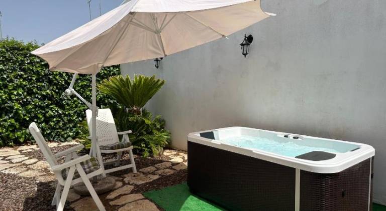 Vacation home with jacuzzi — photo 3