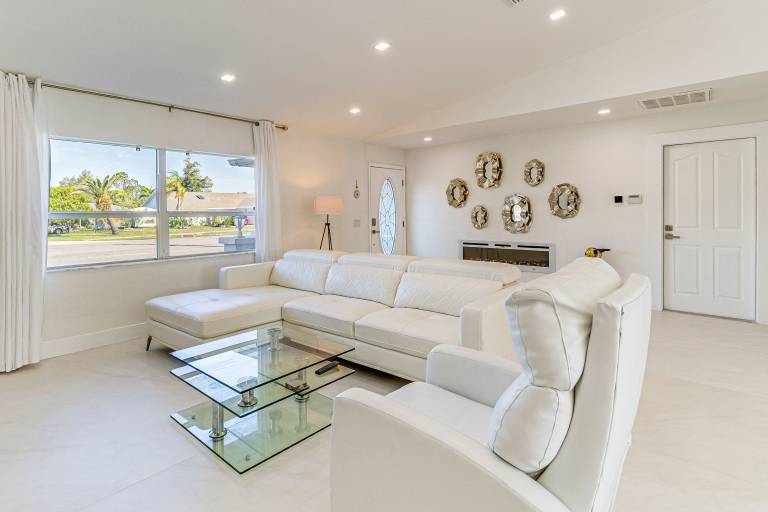 3 Mi to Beach: Pet-Friendly Home in Port Charlotte — photo 5