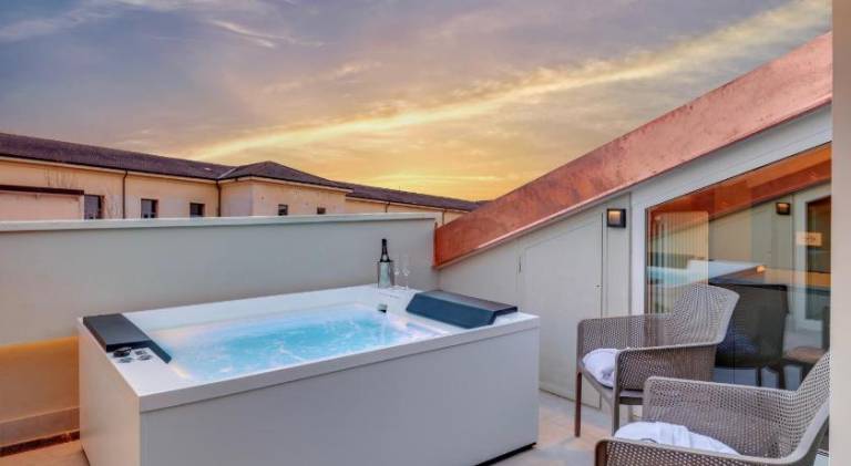 Apartment with patio & hot tub | Next to Old Castle — photo 4