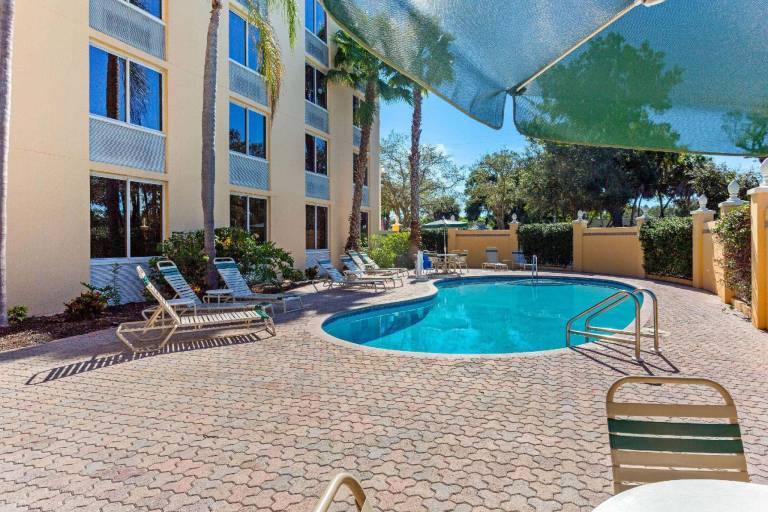 La Quinta Inn & Suites by Wyndham Sarasota Downtown — photo 2
