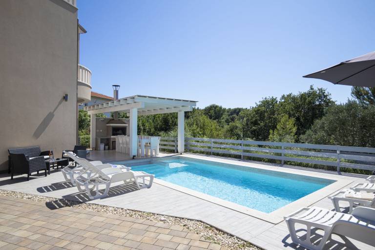 Villa with garden, sauna & private pool | Water view — photo 3