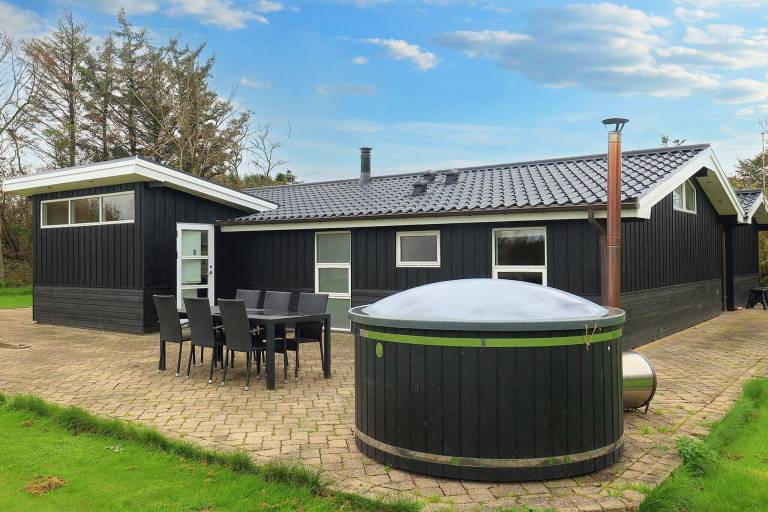 Fully equipped vacation home with patio, BBQ & hot tub | Dogs allowed — photo 2