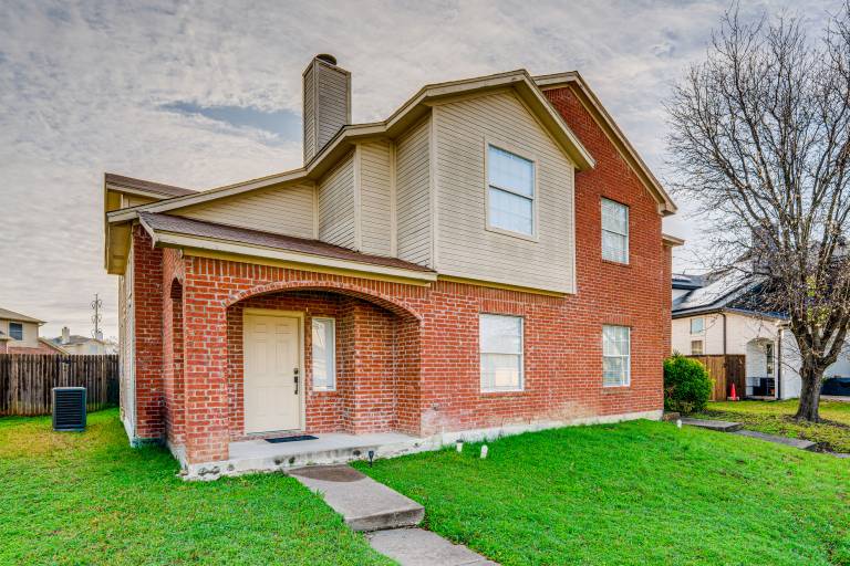 Pet Friendly! Renovated Arlington Home Near AT&T — photo 3