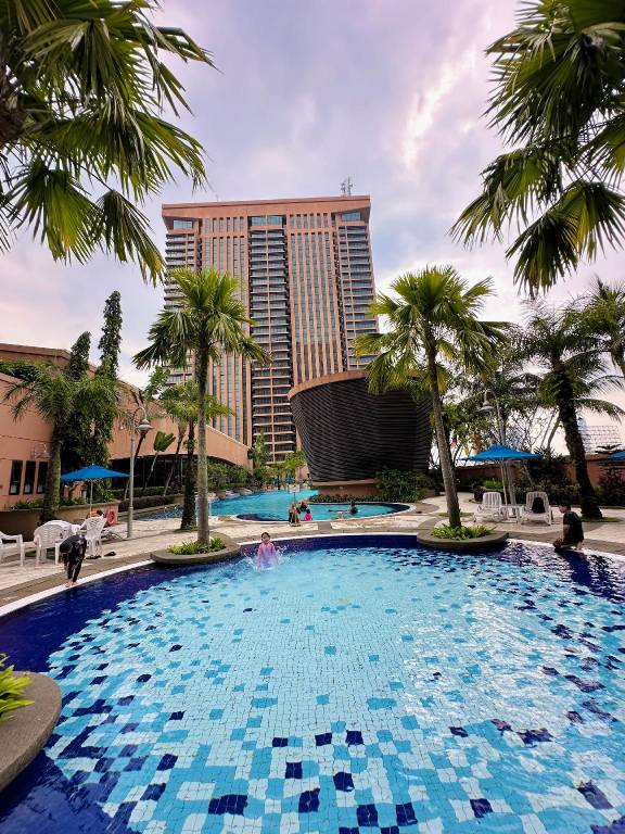 Serviced apartment with pool, garden & sauna | Close to Jalan Alor | Pet-friendly — photo 2