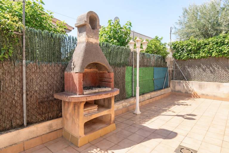 House with patio & yard — photo 3