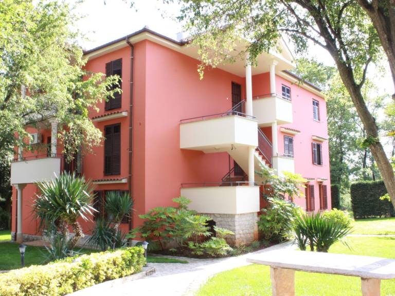 Pleasant rental apartment with yard, barbecue & pool | Dogs allowed — photo 5