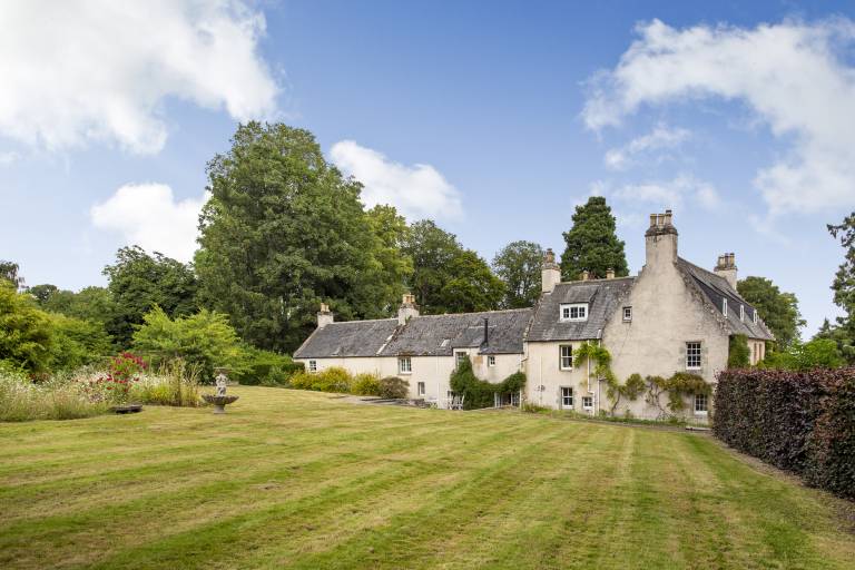 Children-friendly cottage with yard | Pets are welcome in Dingwall