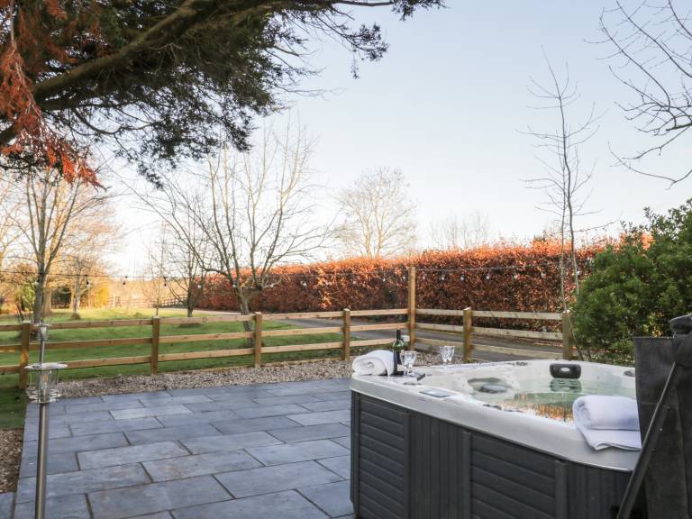 Child-friendly cottage with yard & jacuzzi | Pet-friendly in Malvern