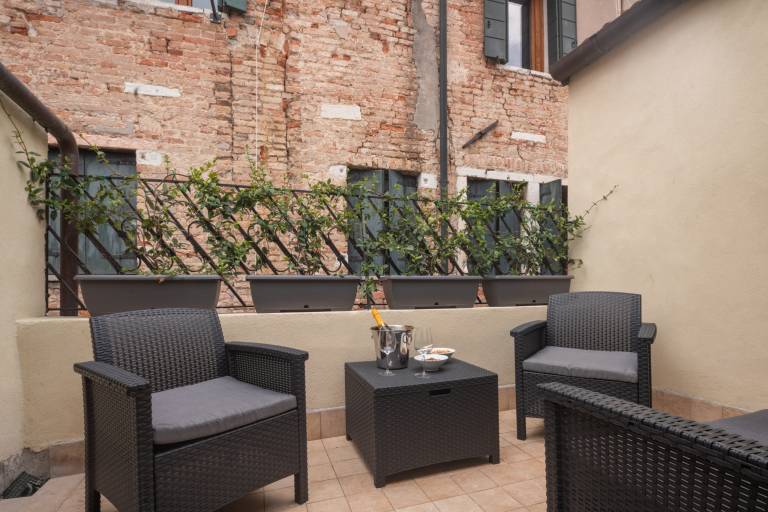Holiday apartment with patio | Near Rialto Bridge in Venice