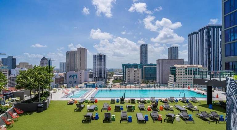 Rental apartment with jacuzzi & pool | Near Bayside Marketplace | Perfect for remote work — photo 5