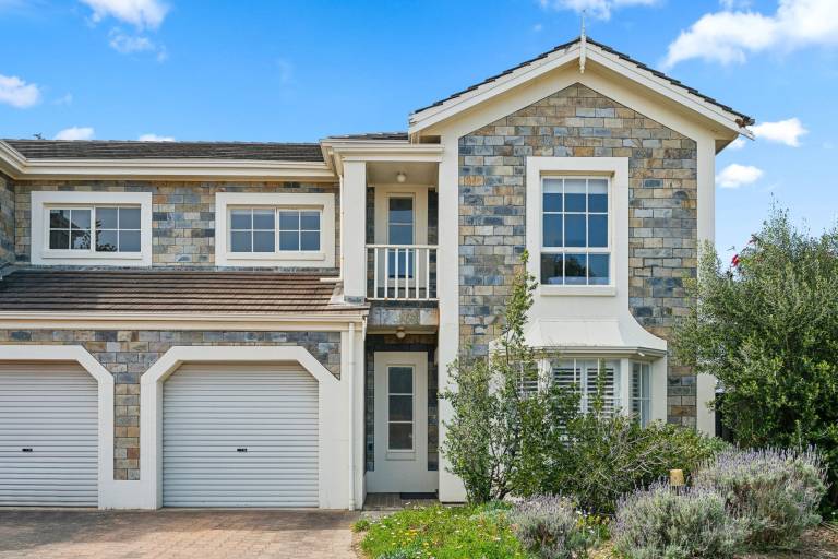 Coastal Luxury 3 Bed Townhouse 150m from Beach