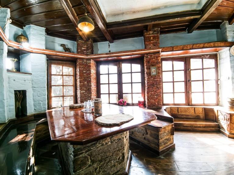 Wilderness Retreat British Estate 2BR Homeyhuts — photo 4