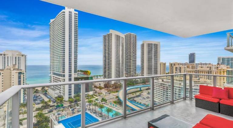 Hyde Beach House Resort - 2BD-2BA Ocean View Luxury Resort - 5 MIN FROM BEACH - 6 GUESTS — photo 3