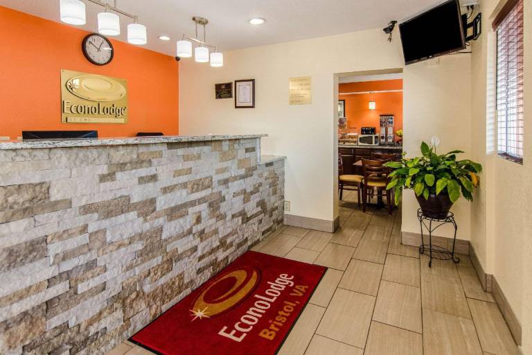 Econo Lodge Near Motor Speedway — photo 3