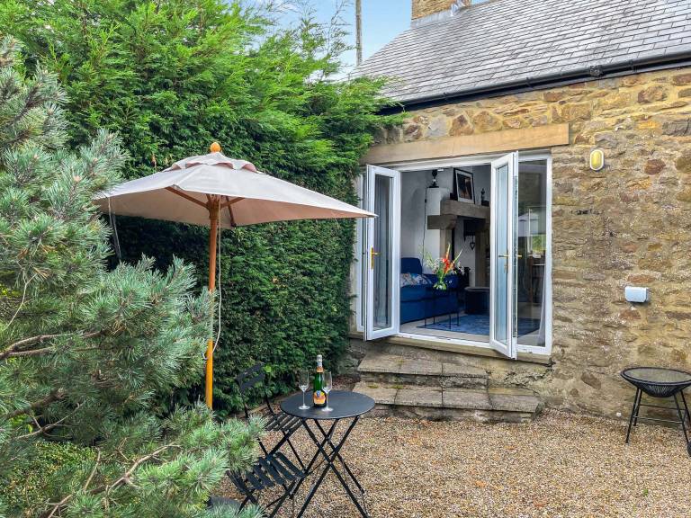 Cottage with grill & yard — photo 3