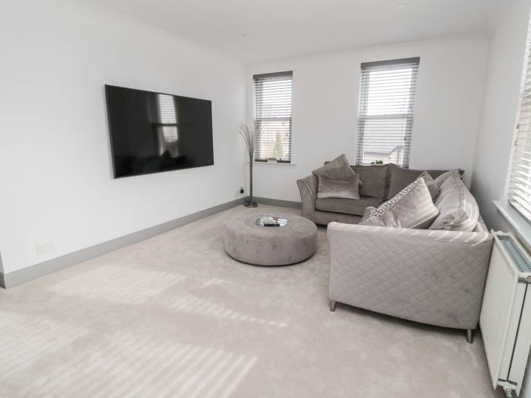 Family-oriented cottage with hot tub & garden | Beach view | Pets are welcome — photo 3