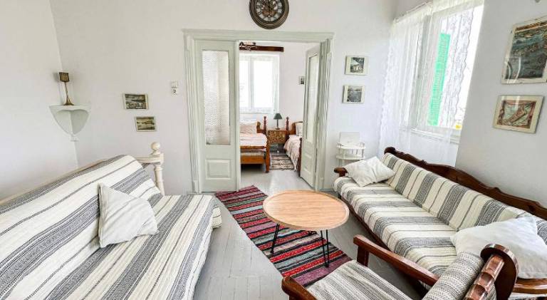 Wonderful villa with yard, terrace & barbecue | Perfect for remote work | Dogs allowed — photo 2