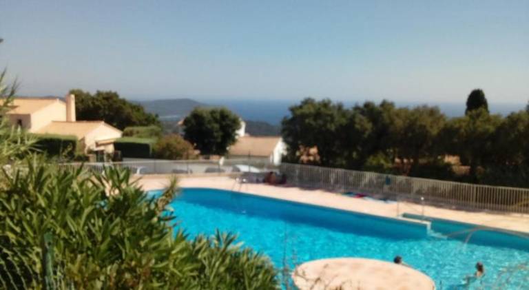 Rental apartment with pool, BBQ & patio in Cavalaire-sur-Mer