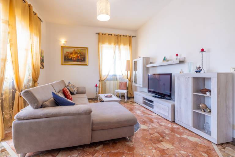 Child-friendly house with hot tub, BBQ & patio | City view | Suitable for remote work | Pets allowed — photo 4