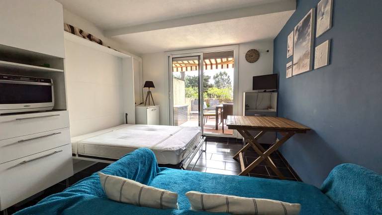 Condo with terrace | Garden view — photo 2