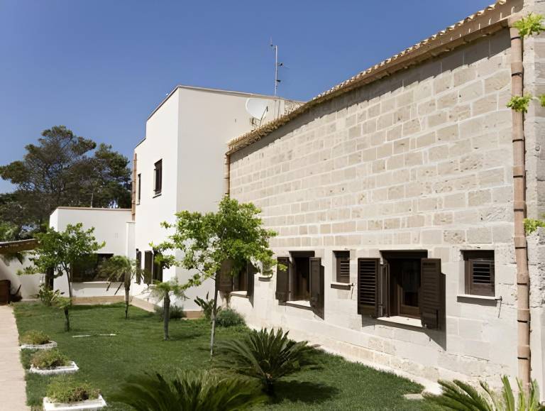 Serviced apartment with yard, BBQ & terrace in Favignana