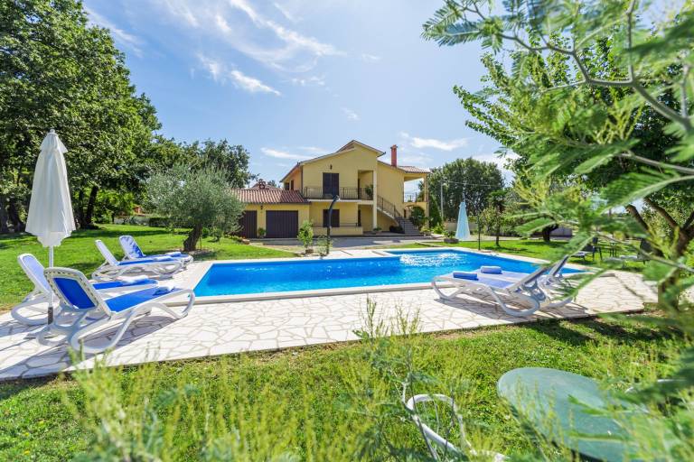 Holiday apartment with patio, yard & pool — photo 4
