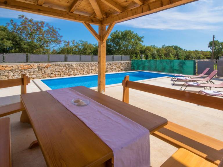 Family-friendly rental with grill, garden & patio | Pool view | Pet-friendly — photo 5