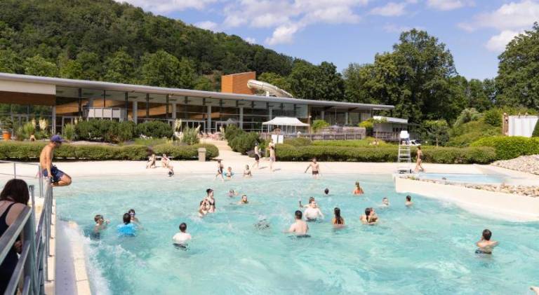 Chalet with pool — photo 3