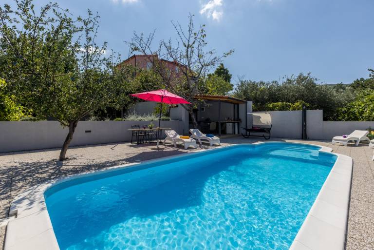 Fully equipped villa with private pool, terrace & BBQ | Mountain view | Dogs allowed — photo 2